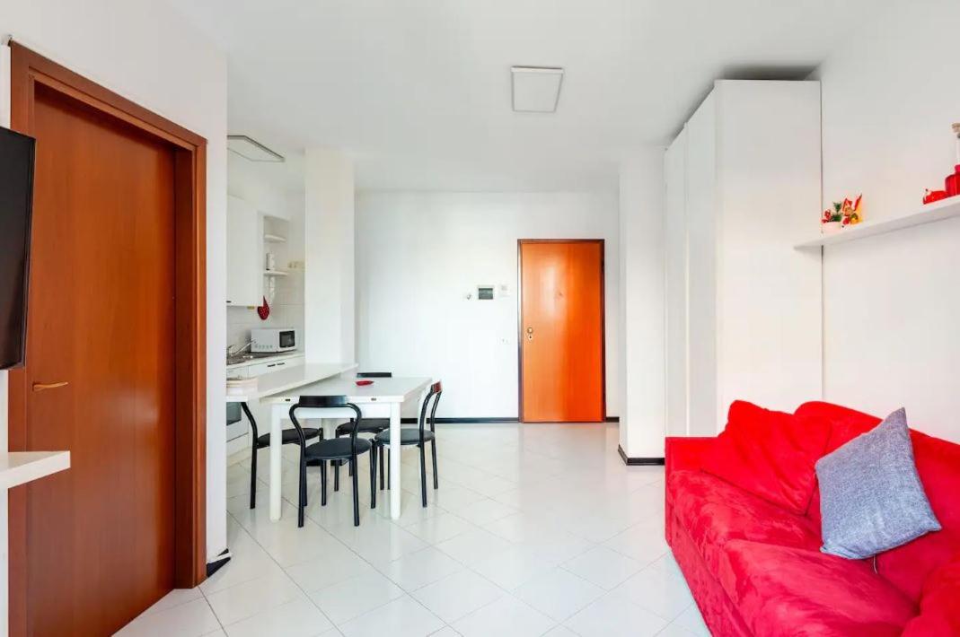 Zona giorno del monolocale con divano e tavolo